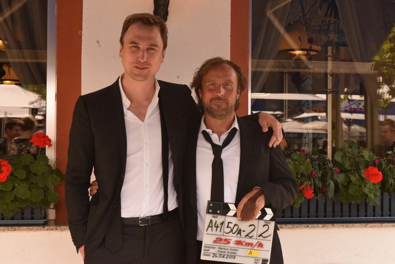 Lars Eidinger (l.) und Bjarne Mädel spielen in »25 km/h« zwei Brüder, die auf eine Odyssee durch Deutschland gehen. Foto: Tim Nolden