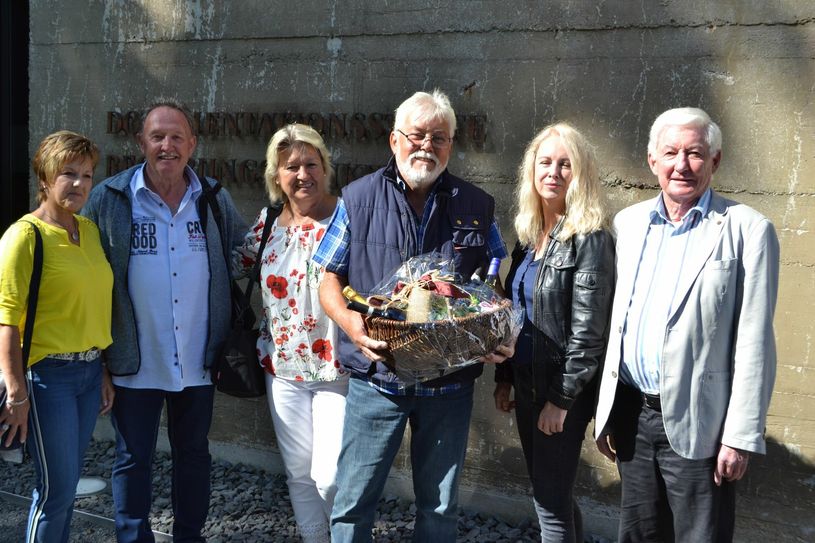 Heike Hollunder (2.v.r.) und Hans-Georg-Klein (r.) überreichten Wolfgang Schröder (4.v.l.) den Präsentkorb. Darüber freuten sich auch Angelika Wehner (v.l.), Hans-Peter Bastians und Gaby Schröder. Foto: Mager