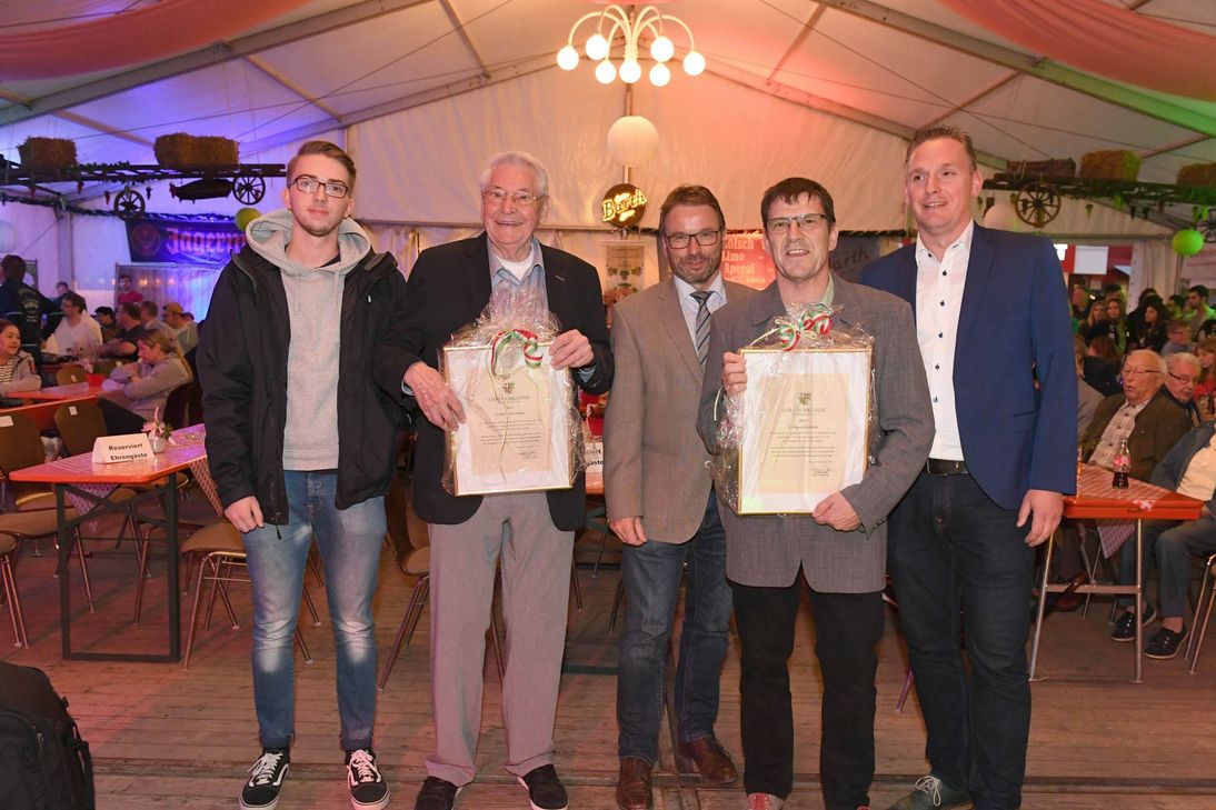 Ehre wem Ehre gebührt (von links): Tom Nattermann war extra für die Ehrung seiners Großvaters Erwin Nattermann (TuS Mayen) nach Mayen gekommen - mit Oberbürgermeister Wolfgang Treis, Eckhard Katluhn (Bushido Club Mayen) und Fachbereichsleiter Oliver Tiwi.