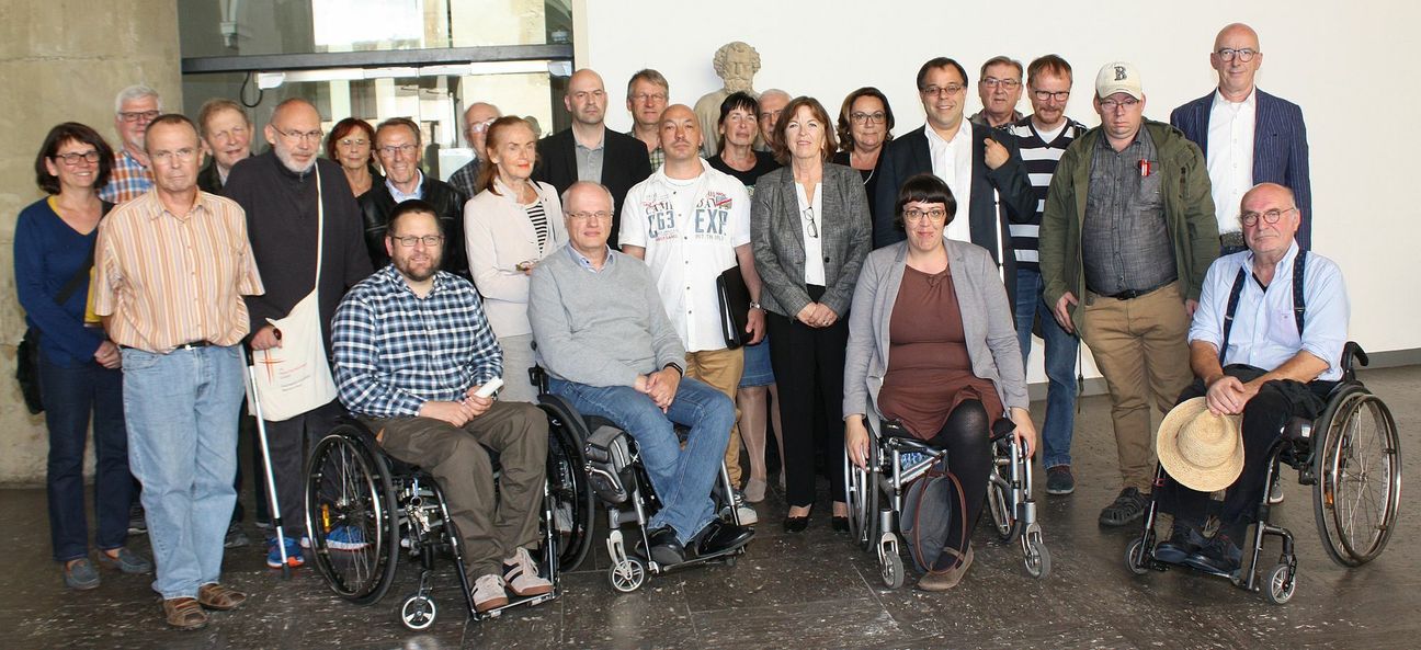 Die Mitglieder des Beirats für Menschen mit Behinderung und viele Stellvertreter kamen im Rathaussaal zur konstituierenden Sitzung zusammen. Als Vorsitzender und Behindertenbeauftragter wurde Gerd Dahm (2.v. r.) im Amt bestätigt, sein Stellvertreter bleibt Ulrich Strobel (r.). Bürgermeisterin Elvira Garbes (vorne, Mitte) verpflichtete die Mitglieder des Beirats. Foto: Presseamt Trier