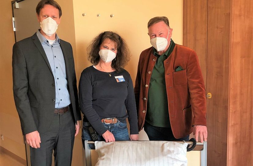 Matthias Bussmann, Anja Herbst-Kaluza und Ralf-Dieter Kanzler sind überzeigt von den neuen Niedrigflurbetten.