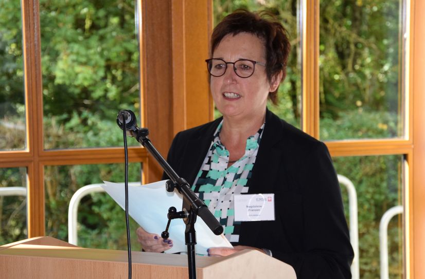 Schulleiterin Magdalene Franzen begrüßt die Gäste zum Schulfest in der Aula.