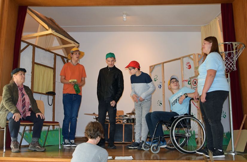 Schüler und Lehrkräfte der Maria-Grünewald-Schule führen beim Schulfest ein Musical auf.