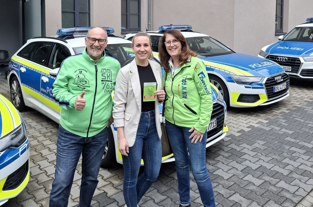 Auch Polizeirätin Kimberly Short (Mitte), hier mit Ilonka und Rainer Hagner, ist beim Treppenlauf am Start.