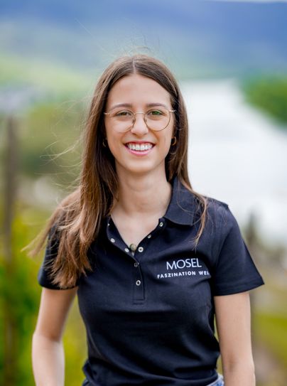 Die 24-jährige Teresa Oster greift am Freitag nach der Krone der Mosel-Weinkönigin.