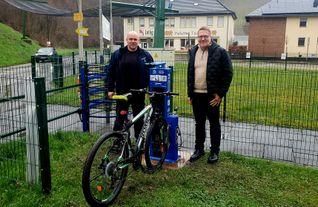 Betriebsleiter Ingo Geidis und Stadtbürgermeister Andreas Reymann freuen sich auf den kommenden Saisonstart mit neuer Fahrrad-Reparaturstation.