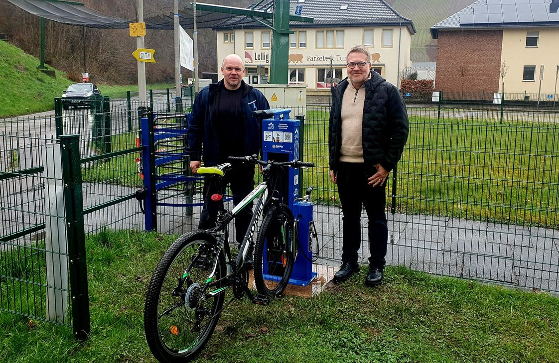 Betriebsleiter Ingo Geidis und Stadtbürgermeister Andreas Reymann freuen sich auf den kommenden Saisonstart mit neuer Fahrrad-Reparaturstation.