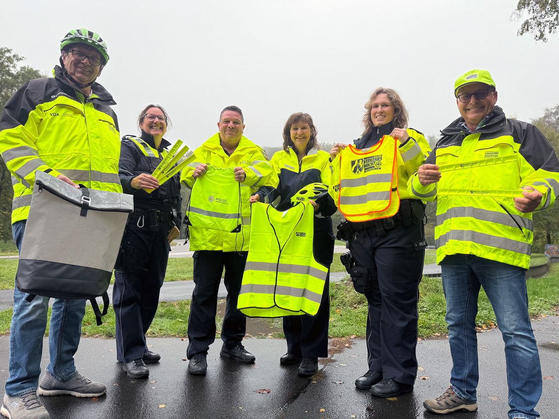 Sicherheit durch Sichtbarkeit: Polizei und Kreisverkehrswacht Euskirchen werben für reflektierende Kleidung.