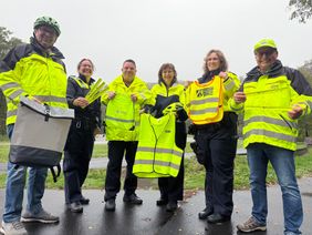Sicherheit durch Sichtbarkeit: Polizei und Kreisverkehrswacht Euskirchen werben für reflektierende Kleidung.