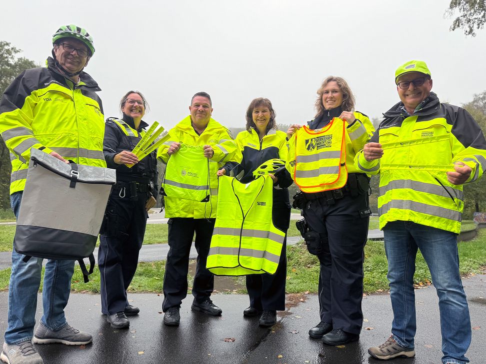 Sicherheit durch Sichtbarkeit: Polizei und Kreisverkehrswacht Euskirchen werben für reflektierende Kleidung.
