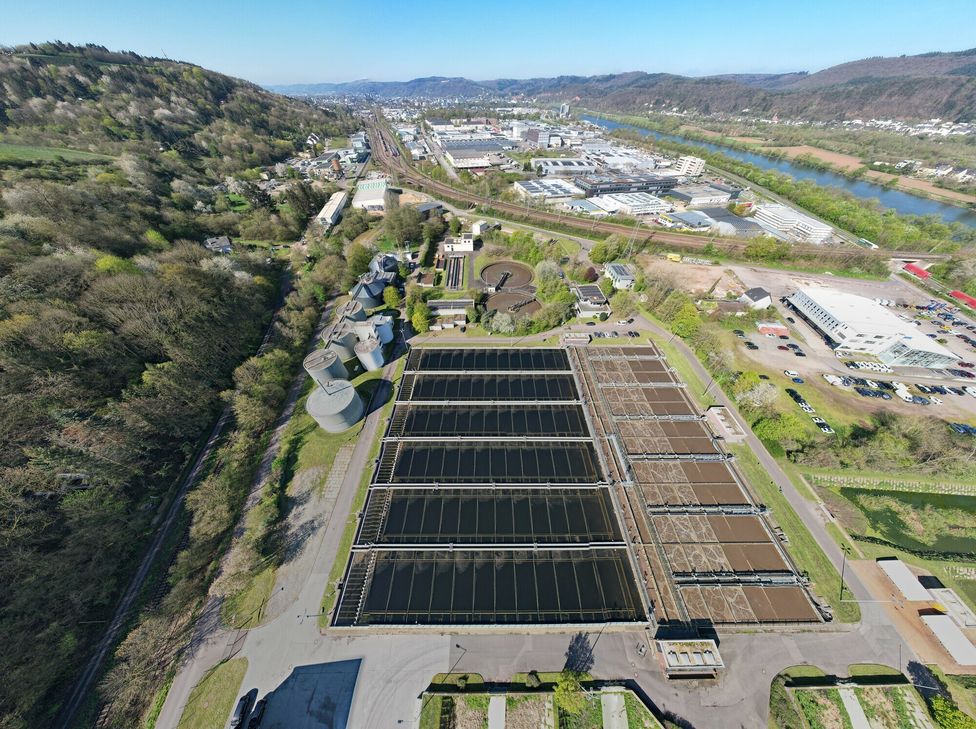 Das Hauptklärwerk vereint innovative Energiekonzepte und gelebten Umweltschutz an einem Standort: Als Energie-plus-Klärwerk erzeugt die Anlage mehr grüne Energie als sie verbraucht und kann deshalb sogar den benachbarten Energie- und technikpark mit Strom und Wärme versorgen. Für die Steuerung der Prozesse vor Ort nutzen die Stadtwerke Trier eine künstliche Intelligenz (KI)