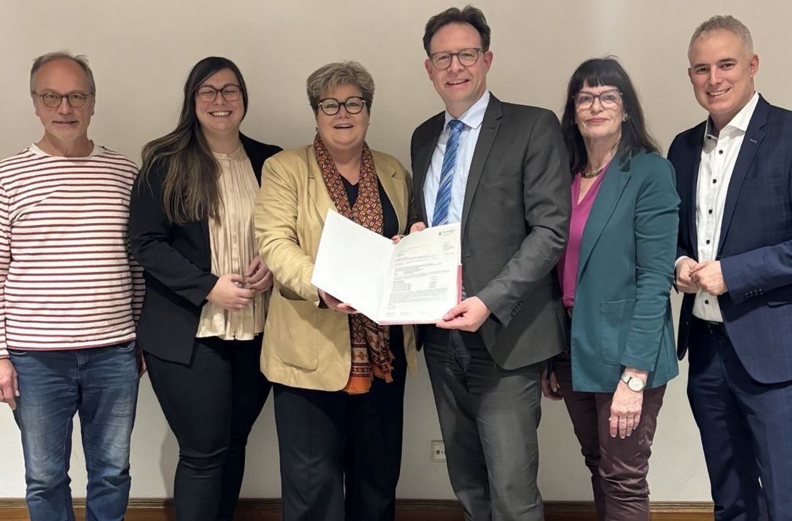 von links: Ortsvorsteher Hugo Bader aus Morbach, MdL Tamara Müller, Staatssekretärin Bettina Brück, Bürgermeister Andreas Hackethal aus Morbach, MdL Jutta Blatzheim-Roegler und Dennis Junk, MdL und Erster Kreisbeigeordneter Bernkastel-Wittlich.