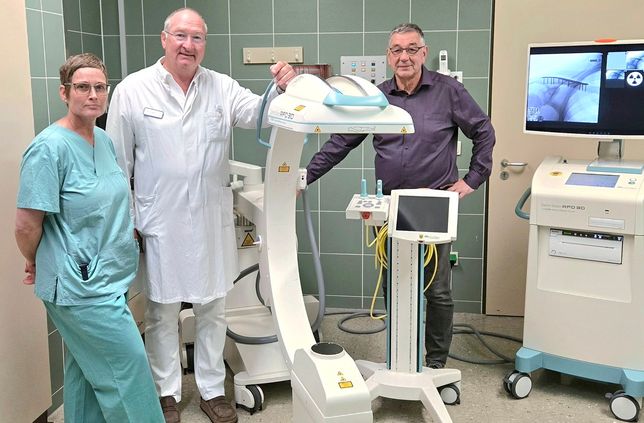 v.l.: Ute Schellen (OP-Leitung), Chefarzt Dr. med. Thomas Beyer und Geschäftsführer Michael Wilke neben dem neuen C-Bogen.