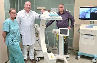 v.l.: Ute Schellen (OP-Leitung), Chefarzt Dr. med. Thomas Beyer und Geschäftsführer Michael Wilke neben dem neuen C-Bogen.