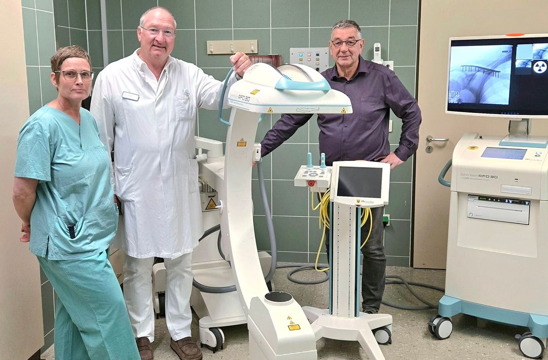 v.l.: Ute Schellen (OP-Leitung), Chefarzt Dr. med. Thomas Beyer und Geschäftsführer Michael Wilke neben dem neuen C-Bogen.