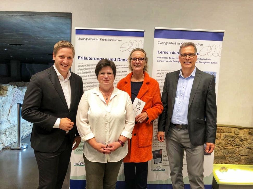 In den Römerthermen Zülpich - Museum der Badekultur wurde die Sonderausstellung »Zwangsarbeit im Kreis Euskirchen« eröffnet und zugleich der Startschuss für das Kunstprojekt »Rosen für den Frieden« gegeben (v.l.): Landrat Markus Ramers, Kreisarchivarin Heike Pütz, Künstlerin Caroline Lauscher, und Bürgermeister Ulf Hürtgen.