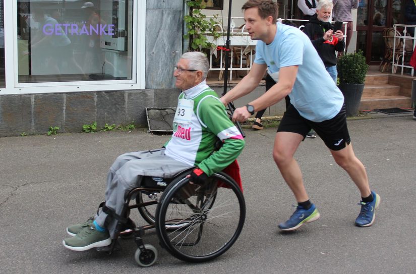 Schirmherr Gerd Birnstock, Gründer und Organisator nicht nur des ersten Sebamed Mailaufes von 1986, startete ebenfalls - als einziger Rollstuhlfahrer im Teilnehmerfeld.