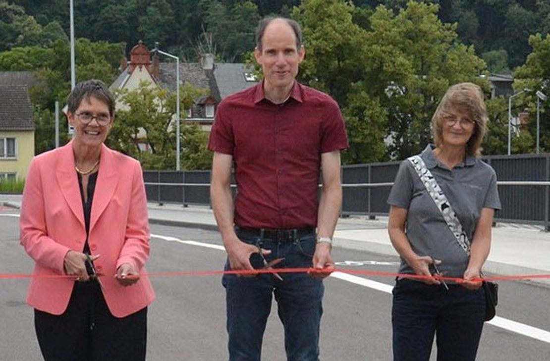 Baudezernent Dr. Thilo Becker durchschneidete im Juni auf der neuen Bahnüberführung Trier-West das Band zur Verkehrsfreigabe.