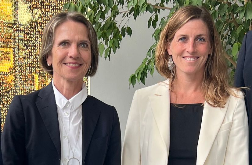 Martina Schmitz, Geschäftsführerin des Weiss-Verlags, und Monschaus Bürgermeisterin Dr. Carmen Krämer, laden zum Unternehmerfrühstück ins Medienhaus Weiss nach Imgenbroich.