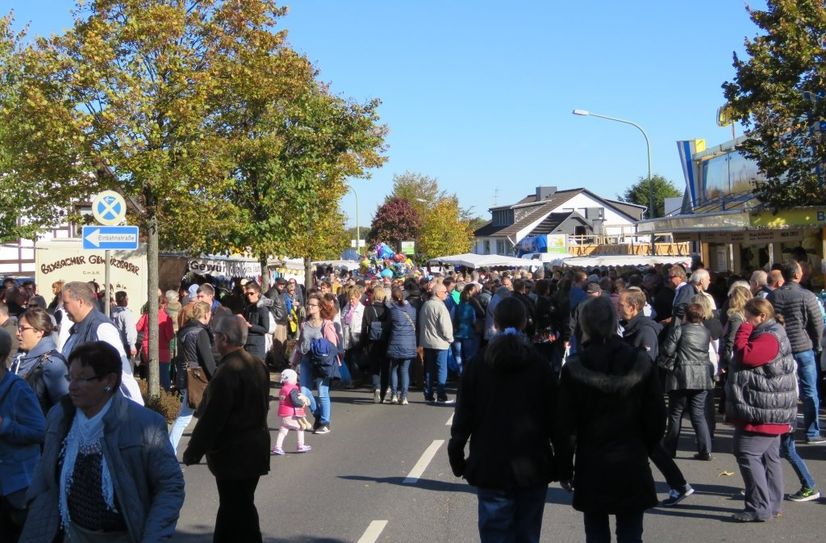 Bummeln und shoppen kann man in den vielen geöffneten Fachgeschäften Simmeraths, an den Ständen von 180 Händlern, aber auch bei regionalen Hobbykünstlern.