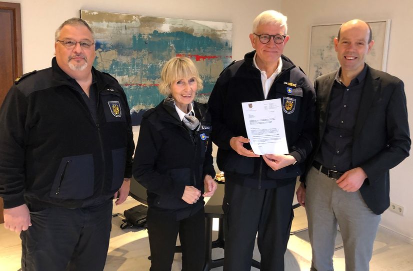 Landrat Volker Boch (rechts) überreichte in der Kreisverwaltung in Simmern Richard Stabe (Zweiter von rechts) die Bestellung zum neuen stellvertretenden Leiter der Psychosozialen Notfallversorgung. Mit dabei Pfarrerin Edeltraud Lenz und Peter Link, der Brand- und Katastrophenschutzinspekteur im Kreis.