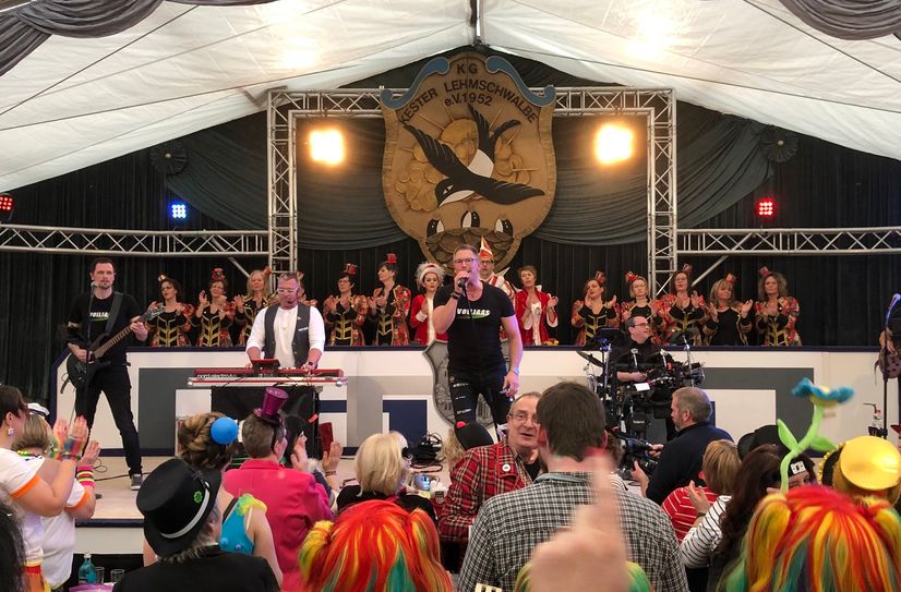 Auf der Damensitzung im Kesternicher Dorfgemeinschaftshaus wird es bunt und stimmungsvoll.