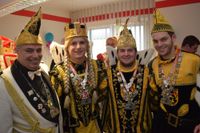 Theo mit Jungfrau Dominique, Prinz Max I. und Bauer Dennis (v.li.) von den Gerolsteiner Burgnarren.