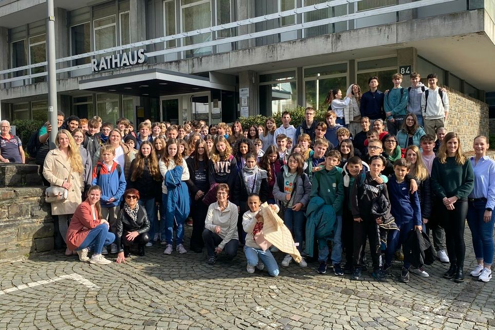 Gruppenbild vor dem Monschauer Rathaus zum offiziellen Start des Schüleraustauschs zwischen Jugendichen aus der Nordeifel und dem französischen Bourg St. Andeol. Foto: Stadt Monschau