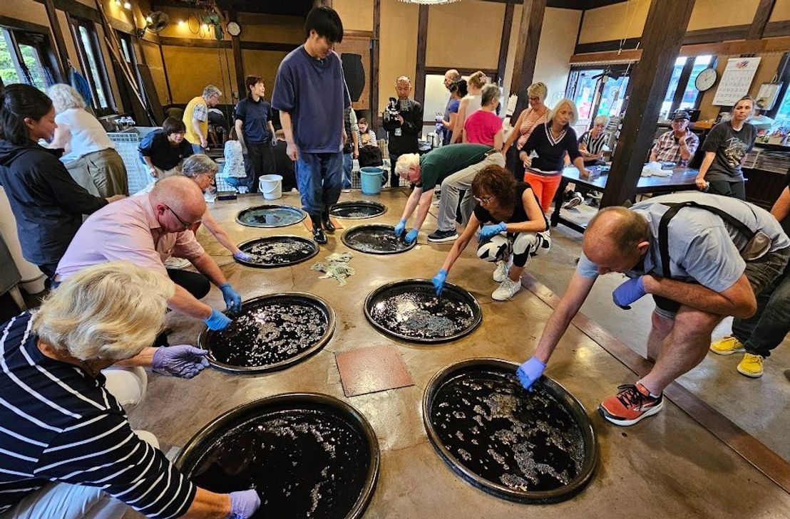 In einer Indigo-Färberei mit interessantem Workshop und individuellem Färben eines Tuchs konnten die Bopparder kreativ werden.