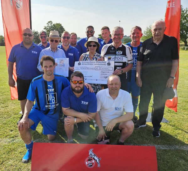 Feierliche Scheckübergabe mit Vertretern des Vorstands und Vereinsmitgliedern des TSV Mengerschied, Trainern und Kapitänen der Hunsrückauswahl, Verantwortlichen der Soonwaldstiftung und des Fördervereins Lützelsoon sowie Vertretern der Traditionself des 1. FC Köln.