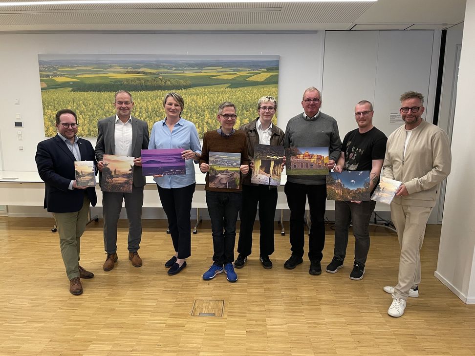 Die Gewinner des Fotowettbewerbs  mit Landrat Marko Boos (rechts) und dem Ersten Kreisbeigeordneten Pascal Badziong (links) sowie Michael Kaltz, stellvertretendes Vorstandsmitglied der Kreissparkasse Mayen (2.v.l.).