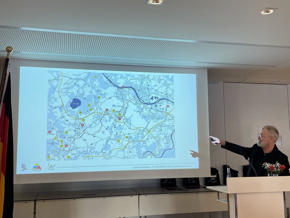 Dr. Holger Schaaff hielt einen spannenden Vortrag über den Vulkanparks Osteifel