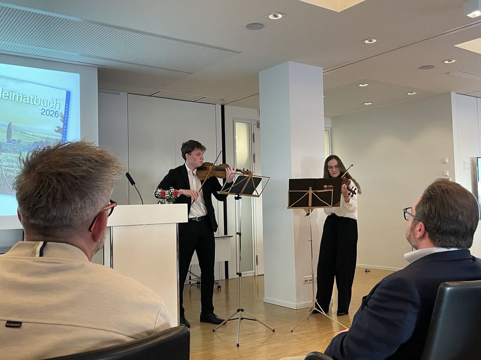 Die Geiger Alena Röser und Sven Hagen von der Kreismusikschule begleiteten die Präsentation des Heimatbuches musikalisch.