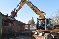 Bürgermeister Sascha Reichelt gibt auf dem Bagger den symbolischen Startschuss für den Teilabriss am Alten Schlachthof in Euskirchen.