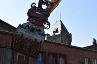 Im Vordergrund sieht man einen Teil des Gebäudes, das abgerissen werden soll, im Hintergrund der markante Turm des Schlachthofes.