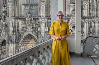 Ihre Wurzeln aus dem Eifelkreis Bitburg-Prüm haben sie weit gebracht: Carolin Hostert-Hack leitet seit April 2026 als erste Frau das Domforum, das Informations- und Veranstaltungszentrum der katholischen Kirche in Köln.