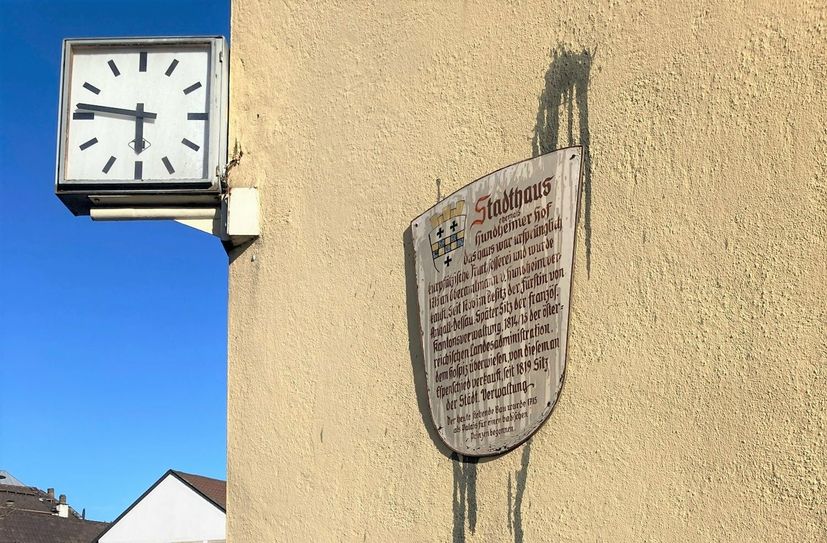 Unbekannte haben Gebäude und Dienstfahrzeuge der Stadtverwaltung mit Öl beschmiert. Die Stadt hat Anzeige erstattet.