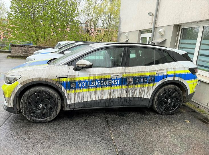 Unbekannte haben Gebäude und Dienstfahrzeuge der Stadtverwaltung mit Öl beschmiert. Die Stadt hat Anzeige erstattet.