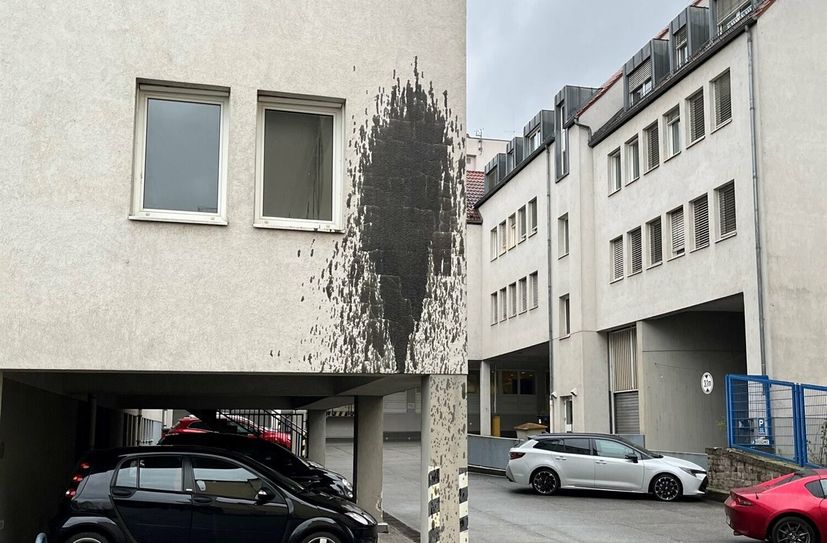 Unbekannte haben Gebäude und Dienstfahrzeuge der Stadtverwaltung mit Öl beschmiert. Die Stadt hat Anzeige erstattet.