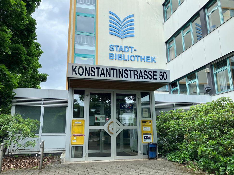 Die Konstantinstraße ist Standort der Stadtbibliothek.
