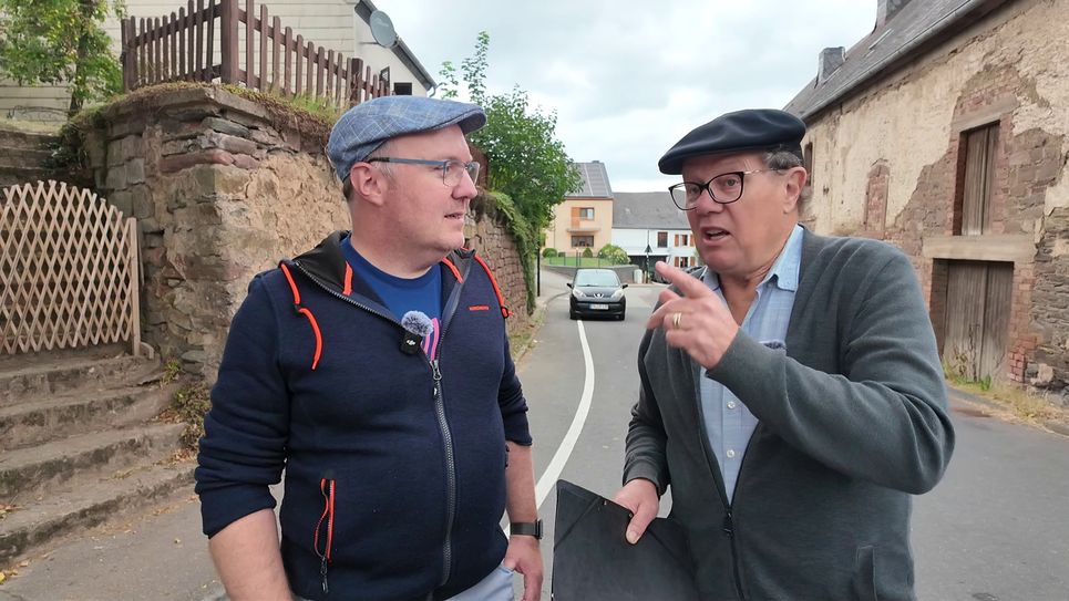 Hans Faber (rechts) erklärt bei einem Dorfrundgang die alten Straßen- und Hausnamen von Kernscheid.