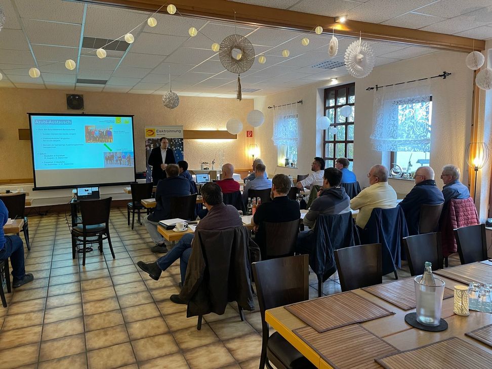 Mirko Krebs, Geschäftsführer der Elektroinnung Frankfurt, präsentiert die Kooperation mit der Westeifel Innung zum Azubitauschprojekt.