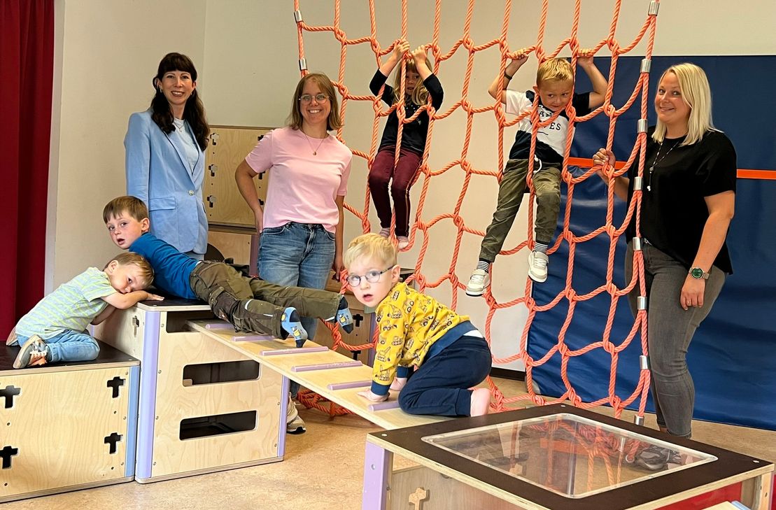 Der Förderverein der Johanniter-Kindertagesstätte »Rappelkiste« in Schmidt hat dank zahlreicher örtlicher Sponsoren den Bewegungsraum neu ausstatten können. Anschauen kann man es sich beim Tag der offenen Tür anlässlich der Erweiterung der fünfgruppigen Einrichtung am kommenden Freitag