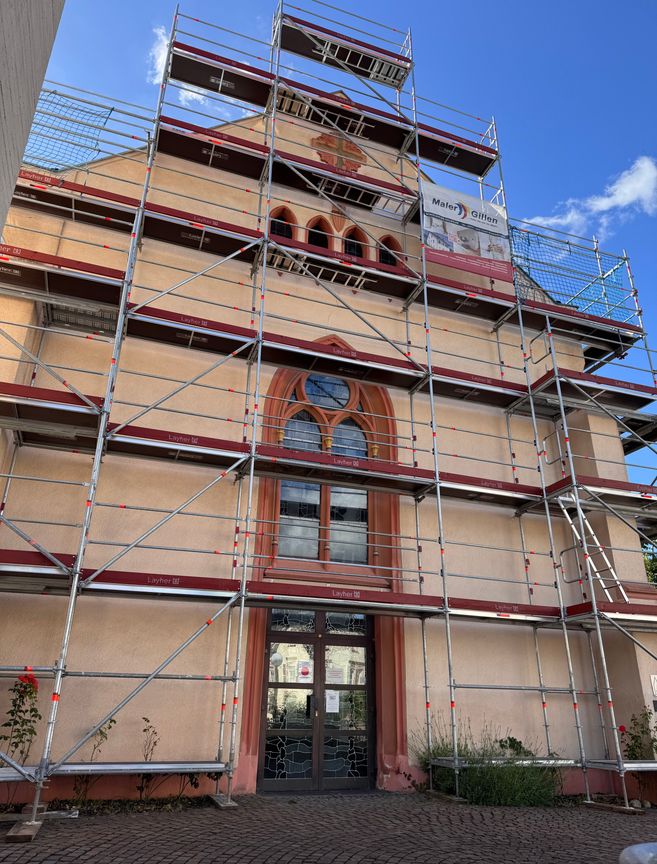 "Eingerüstet": Die Ev. Christuskirche in Wittlich.