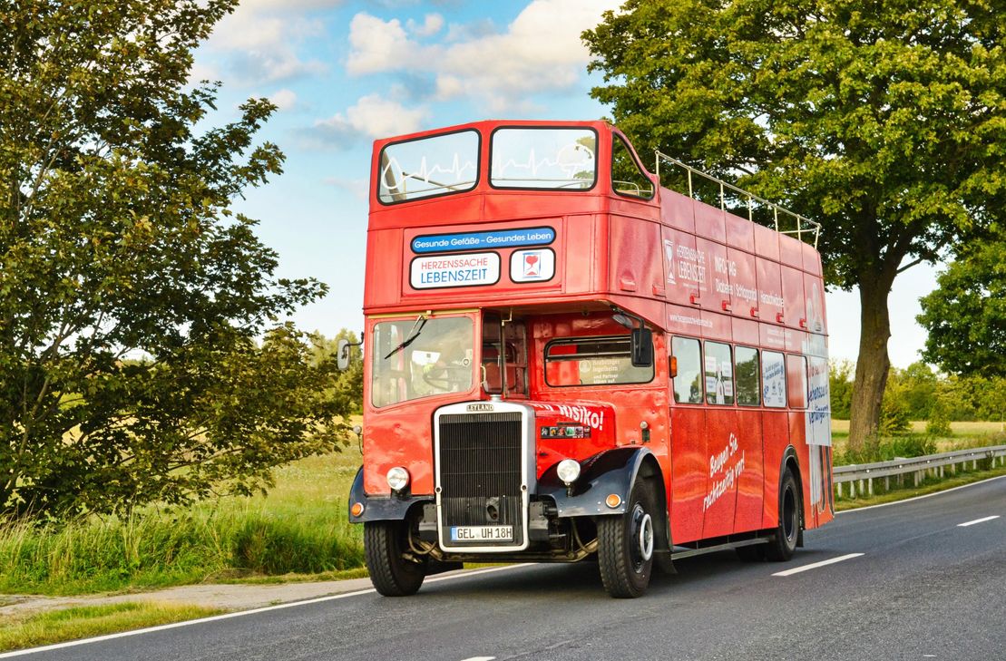 Der rote Londonbus der Kampagne „Herzenssache Lebenszeit“ hält am Mittwoch, 19. August, in Bitburg.