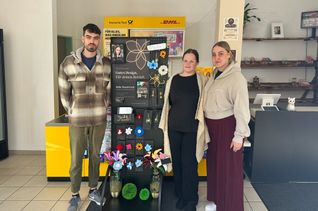 Kevin Lemescuk, Julia Mastritsch und Angelina Lehmann (v. l.) am Display im Neuerburger Treffpunkt. Kevin und Angelina führen den Kiosk weiter: "Lass es uns einfach wagen", lautete der Entschluss des jungen Paares. Grafikerin Julia Mastritsch half bei der Gestaltung des Erscheinungsbildes.