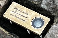 Gedenkplakette für Virginia Kobiliris, Dr. Kobiliris erst wenige Wochen alte Tochter, ermordet auf dem Hauptmarkt.