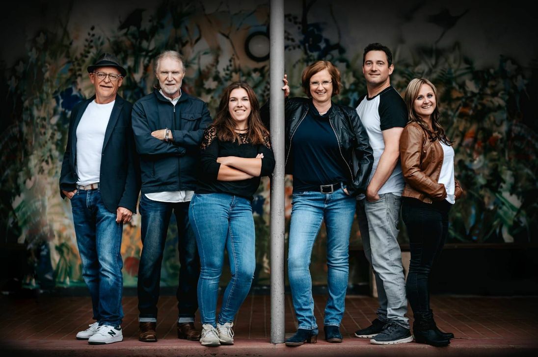 Die Band »Eifelive« lädt zur Weihnachtsrock-Party am Monschauer Bahnhof.