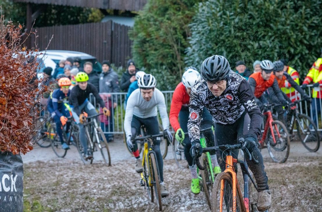 Der Rundkurs führt die Fahrer vom Schmidter Sportplatz aus über verschiedene Untergründe wie Matsch, Rasen, Asphalt, Schotter und durch eifeltypische Waldpassagen mit knackigen Anstiegen und herausfordernden Abfahrten entlang des namensgebenden Eselsbachs.