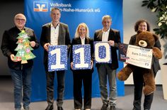 Von links: Markus Weber (Caritas-Dienststellenleiter Bad Kreuznach), Patrick Miljes (Vorstandsvorsitzender der Volksbank), Julia Schmitt (VoBa-Mitarbeiterin), Dr. Jens Werner (Caritasdirektor) und Ilona Besha (Caritas-Dienststellenleiterin Rhein-Hunsrück).